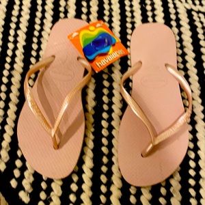 NWT Havaianas flip flops in pearl pink